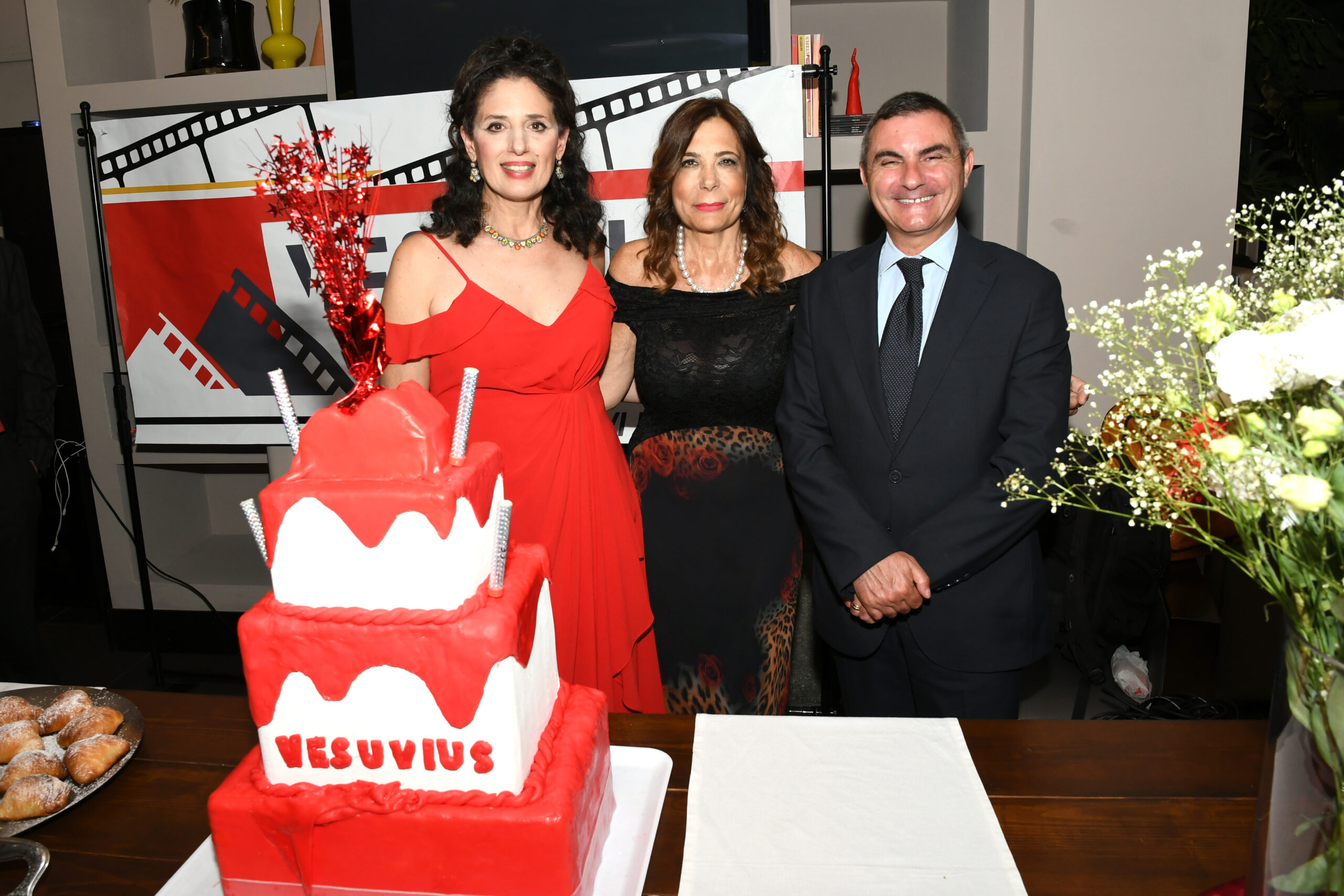 torta con istituzioni